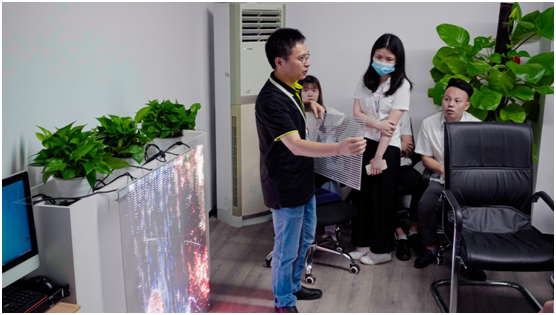 P10贴膜屏,屏风贴膜屏,LED贴膜云屏,LED智能光电玻璃屏